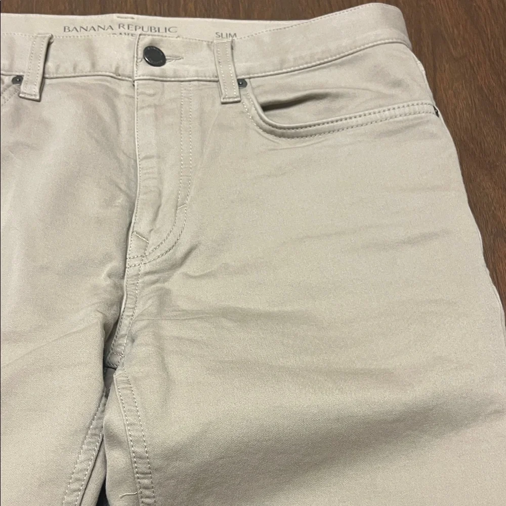 Banana Republic The Traveler Slim Fit Tan Pants, size 32x32‎